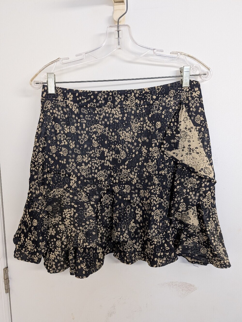 Zara Basic  Floral Ruffle Mini Skirt - Size Large 🌸✨ - Picture 2 of 6
